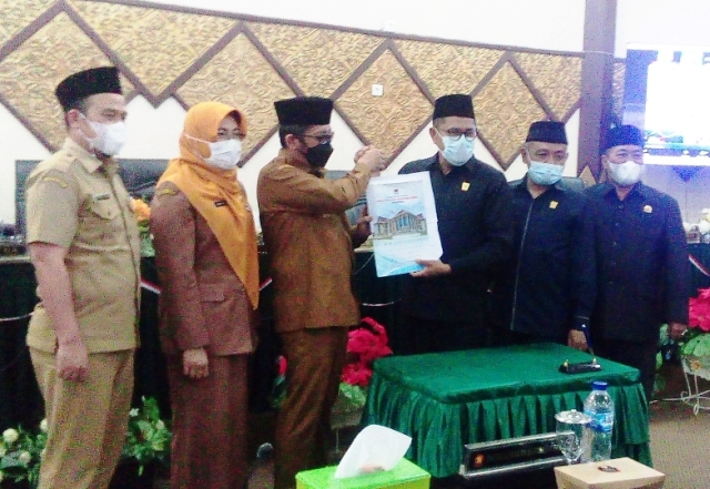 Ketua DPRD Padang Syafrial Kani serahkan naskah pengesahan RPJMD Padang 2019-2024 kepada Walikota Hendri Septa.